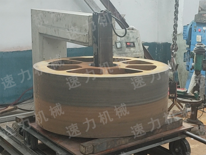 唐山重型裝備集團有限公司使用我司大型齒輪加熱器現(xiàn)場