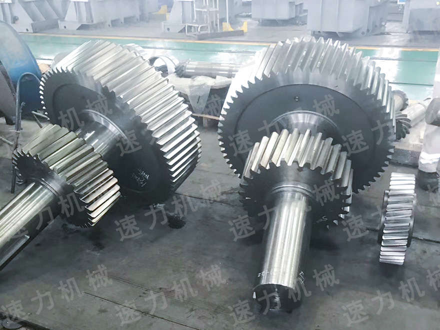 江陰齒輪箱制造有限公司使用我司各種多功能重型感應(yīng)加熱器現(xiàn)場